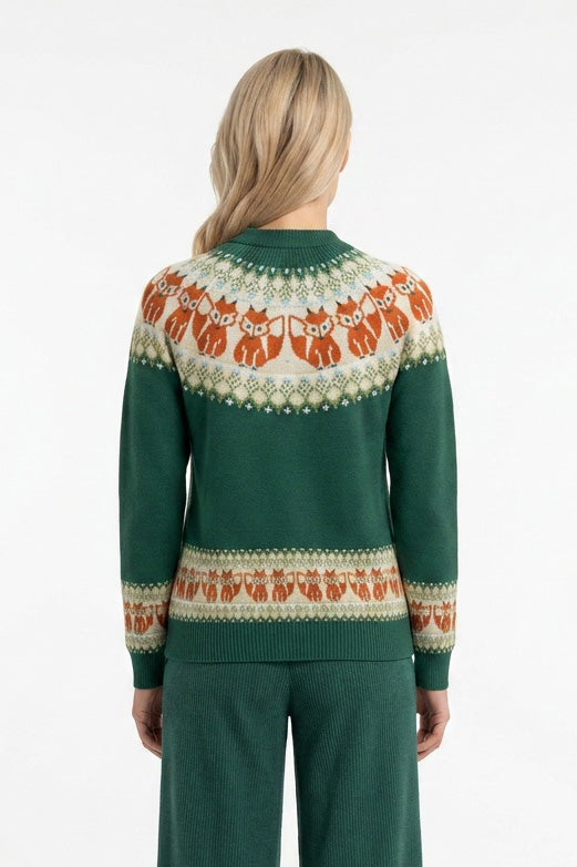 Gestrickter Pullover aus Biobaumwolle im Fairsle Stil mit rundlaufendem Fuchsmuster in orange und grün, an den Ärmeln gibt es ebenfalls eine kleinere Borte im selben Muster.