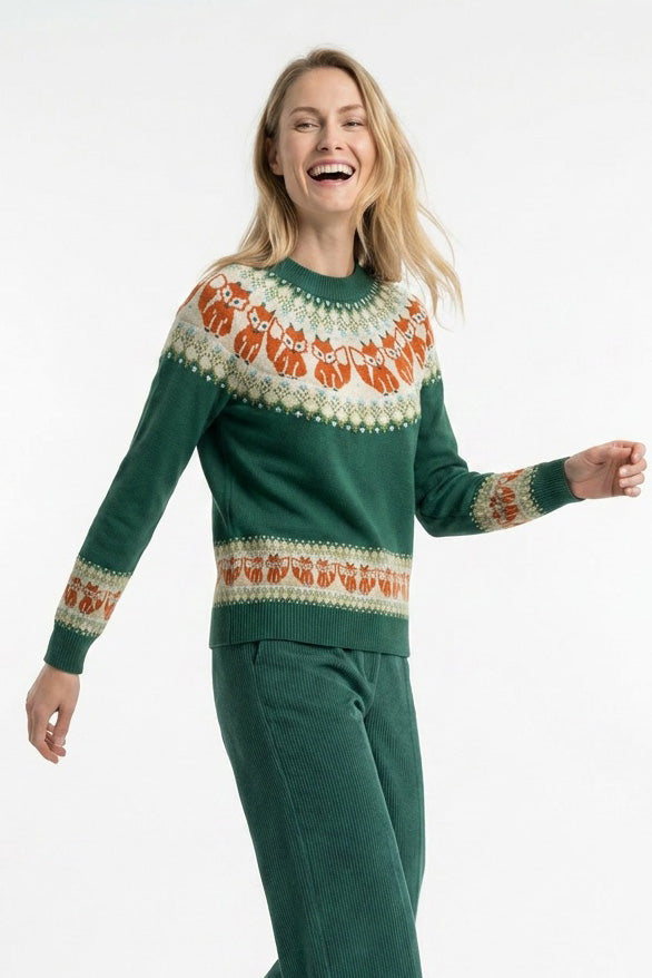 Gestrickter Pullover aus Biobaumwolle im Fairsle Stil mit rundlaufendem Fuchsmuster in orange und grün, an den Ärmeln gibt es ebenfalls eine kleinere Borte im selben Muster.