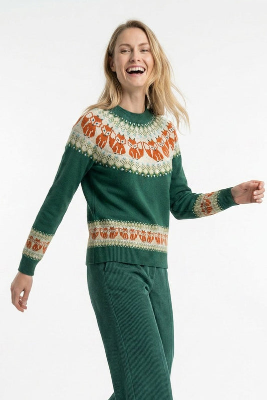 Gestrickter Pullover aus Biobaumwolle im Fairsle Stil mit rundlaufendem Fuchsmuster in orange und grün, an den Ärmeln gibt es ebenfalls eine kleinere Borte im selben Muster.