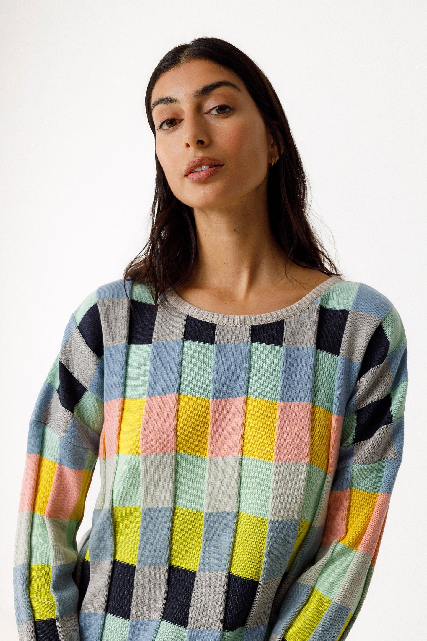 Leichter Damen Strickpullover mit multicolor Muster in Karooptik, dunkelblau grau und türkis, als Highlight gelb und rosa.