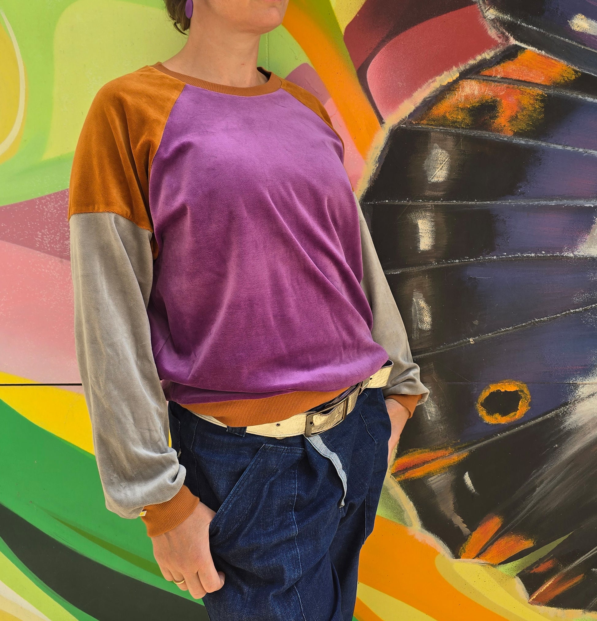Kuschelig weicher Nicky Sweater in lila, zimt und Grau, retro imcolourblock.