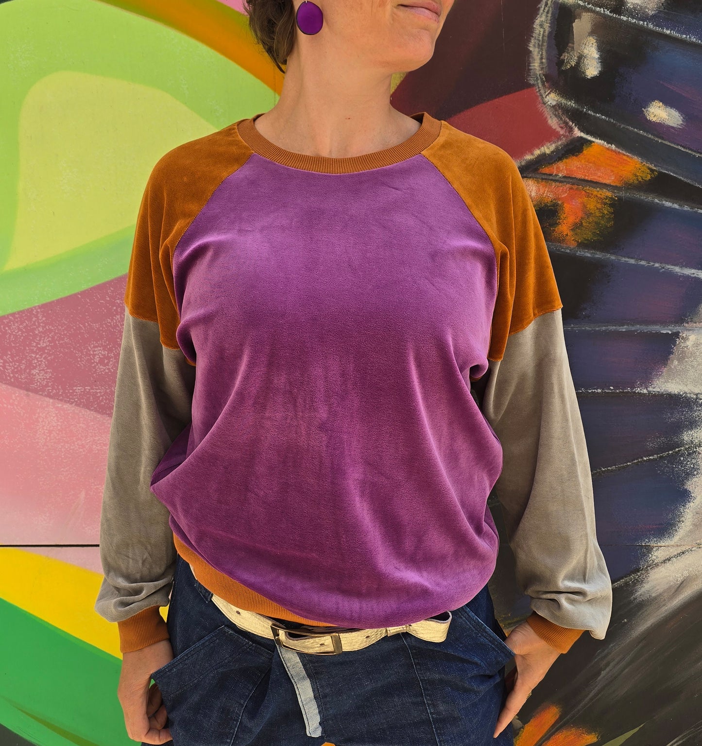 Kuschelig weicher Nicky Sweater in lila, zimt und Grau, retro imcolourblock.