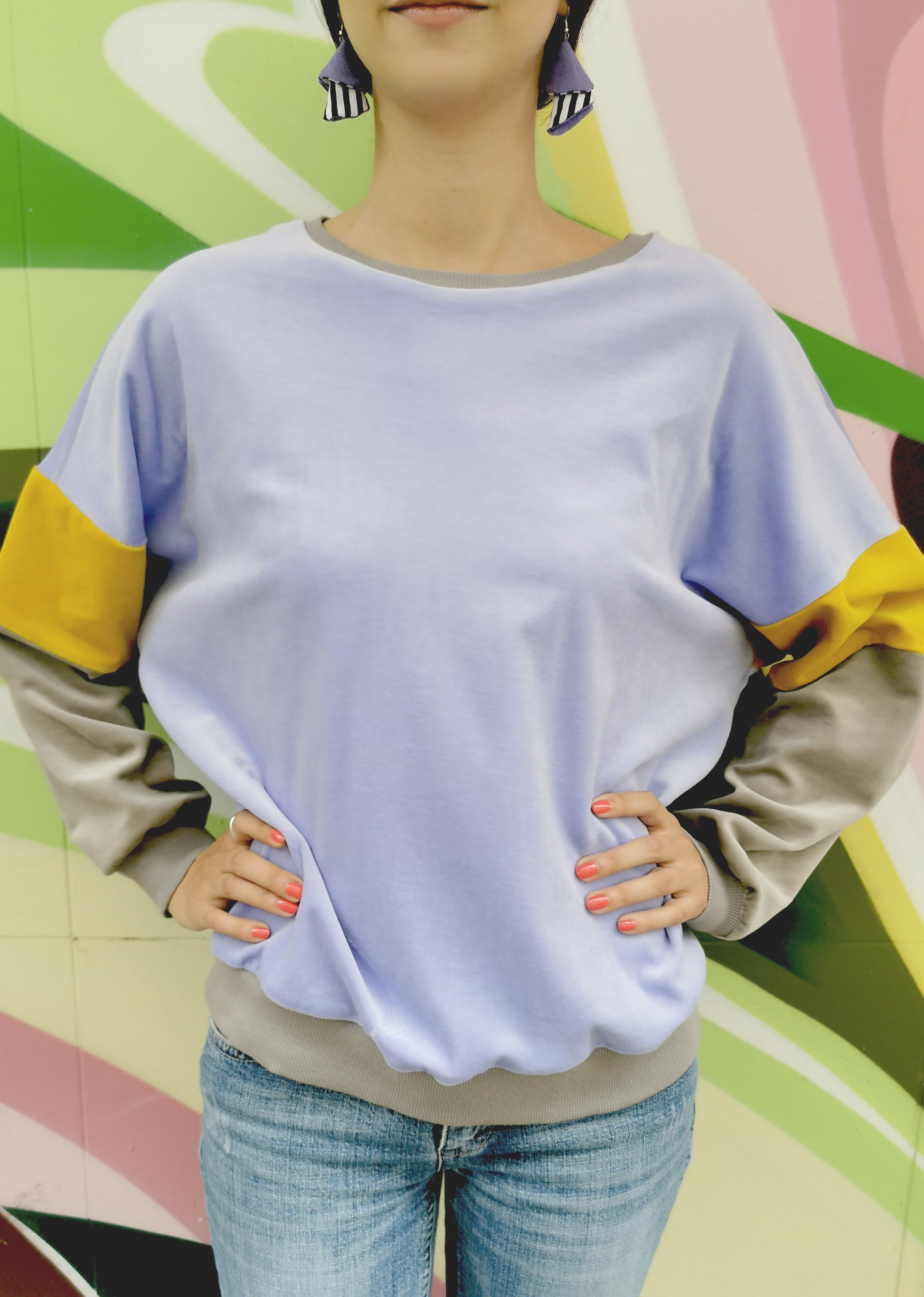 Weiches Organic Nicky Sweatshirt für Damen mit retro Colourblock Streifen am Ärmel.