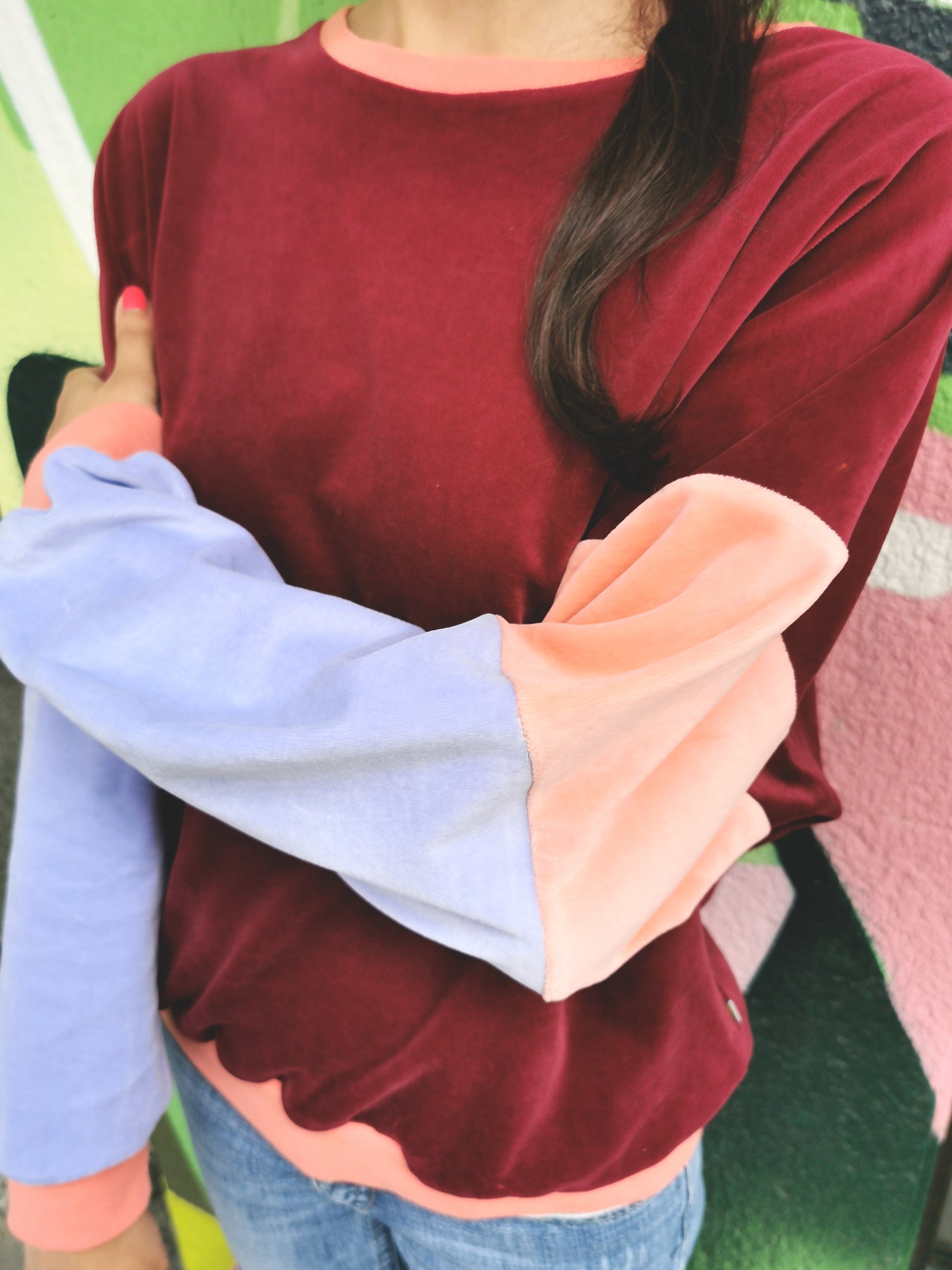 Weiches Organic Nicky Sweatshirt für Damen mit retro Colourblock Streifen am Ärmel.