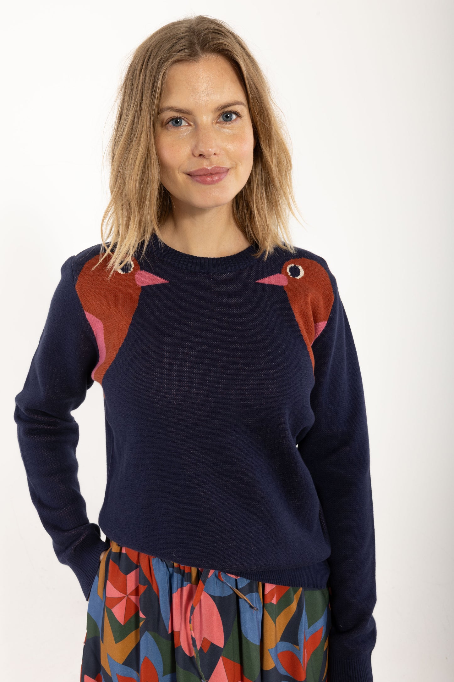 Loose fit Pullover in dunkelblau Rippstrick mit fancy Vögelchen im chulterbereich, die sich anschauen in rot und pink.