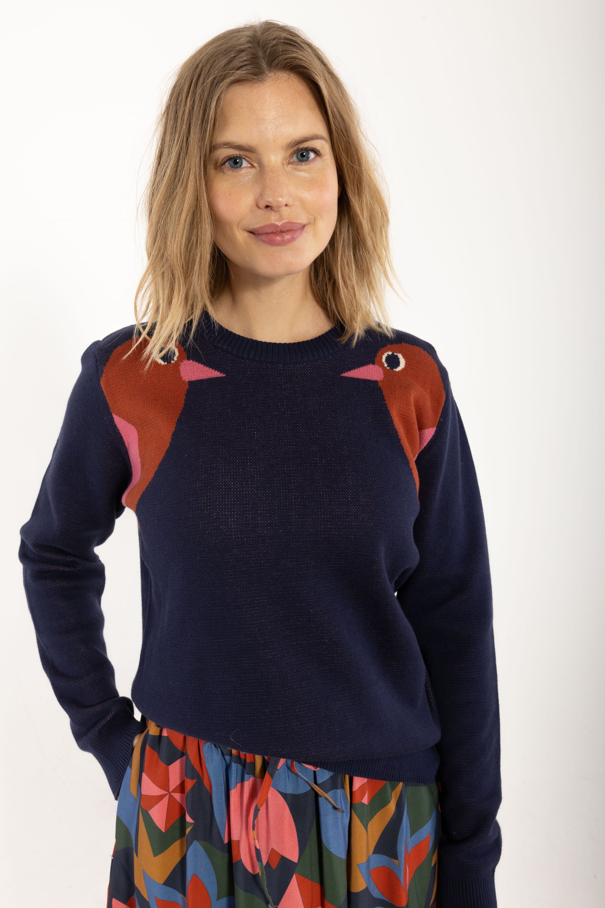 Loose fit Pullover in dunkelblau Rippstrick mit fancy Vögelchen im chulterbereich, die sich anschauen in rot und pink.