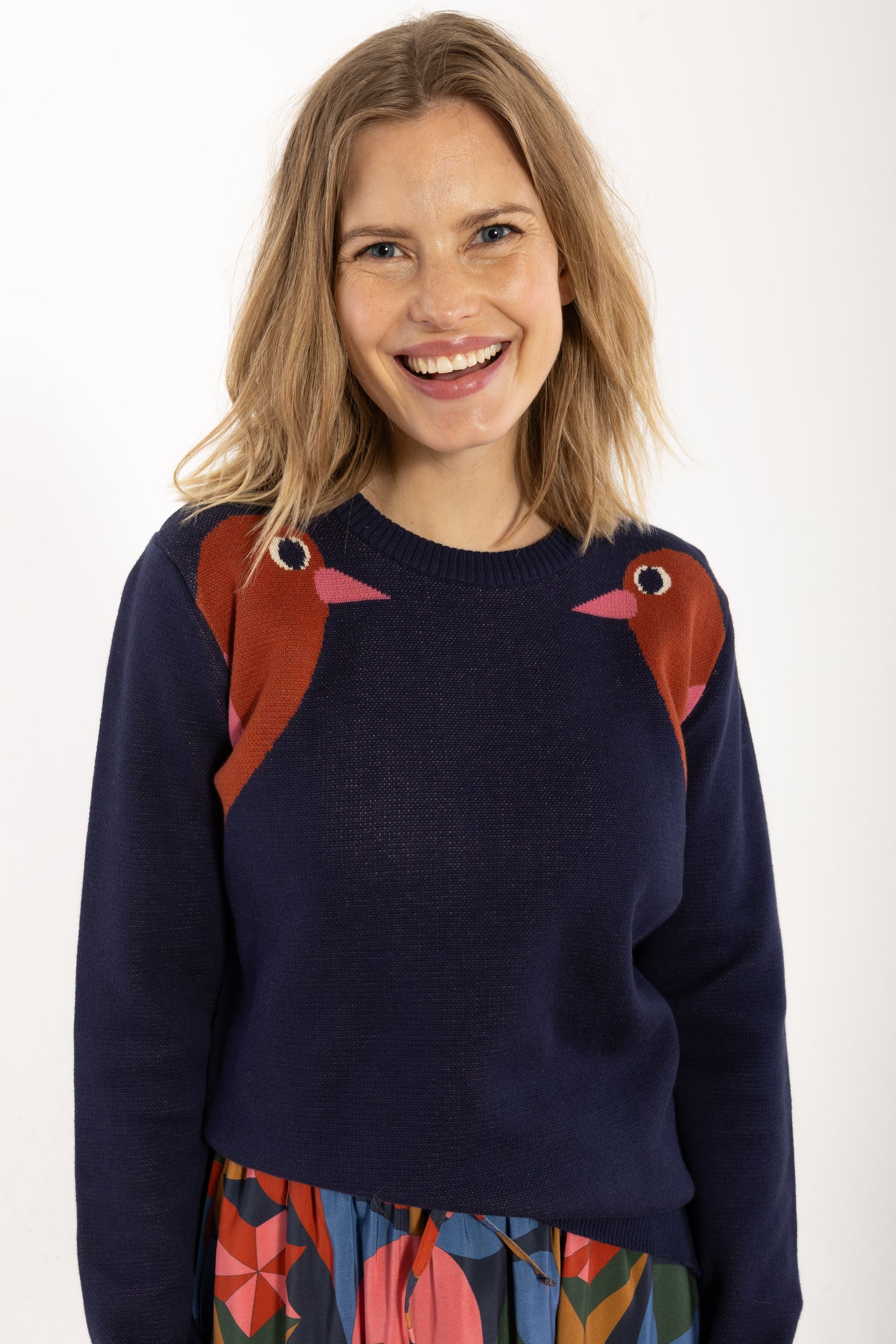 Loose fit Pullover in dunkelblau Rippstrick mit fancy Vögelchen im chulterbereich, die sich anschauen in rot und pink.