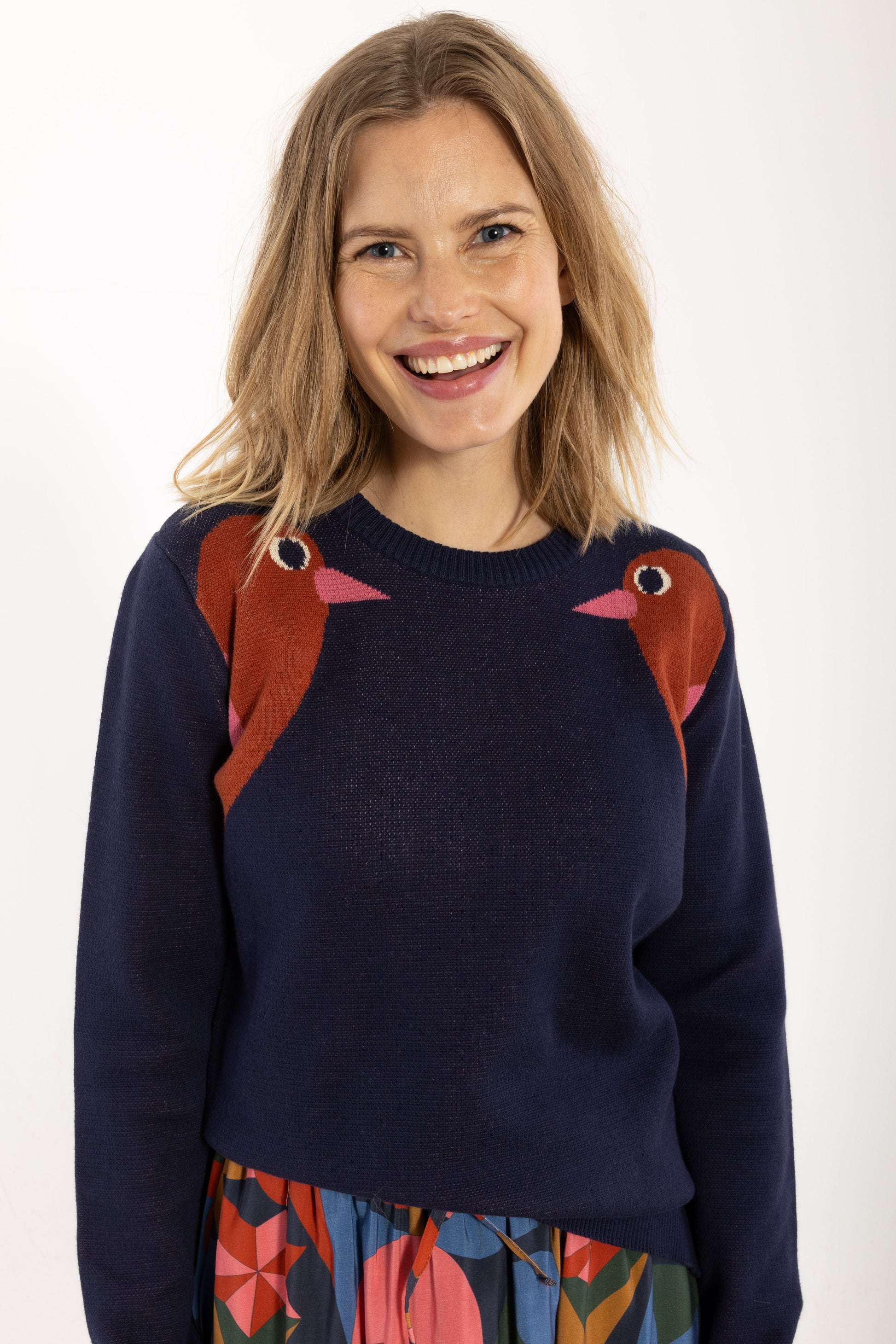 Loose fit Pullover in dunkelblau Rippstrick mit fancy Vögelchen im chulterbereich, die sich anschauen in rot und pink.