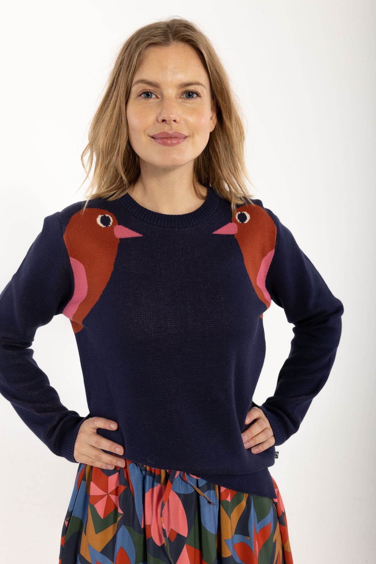 Loose fit Pullover in dunkelblau Rippstrick mit fancy Vögelchen im chulterbereich, die sich anschauen in rot und pink.