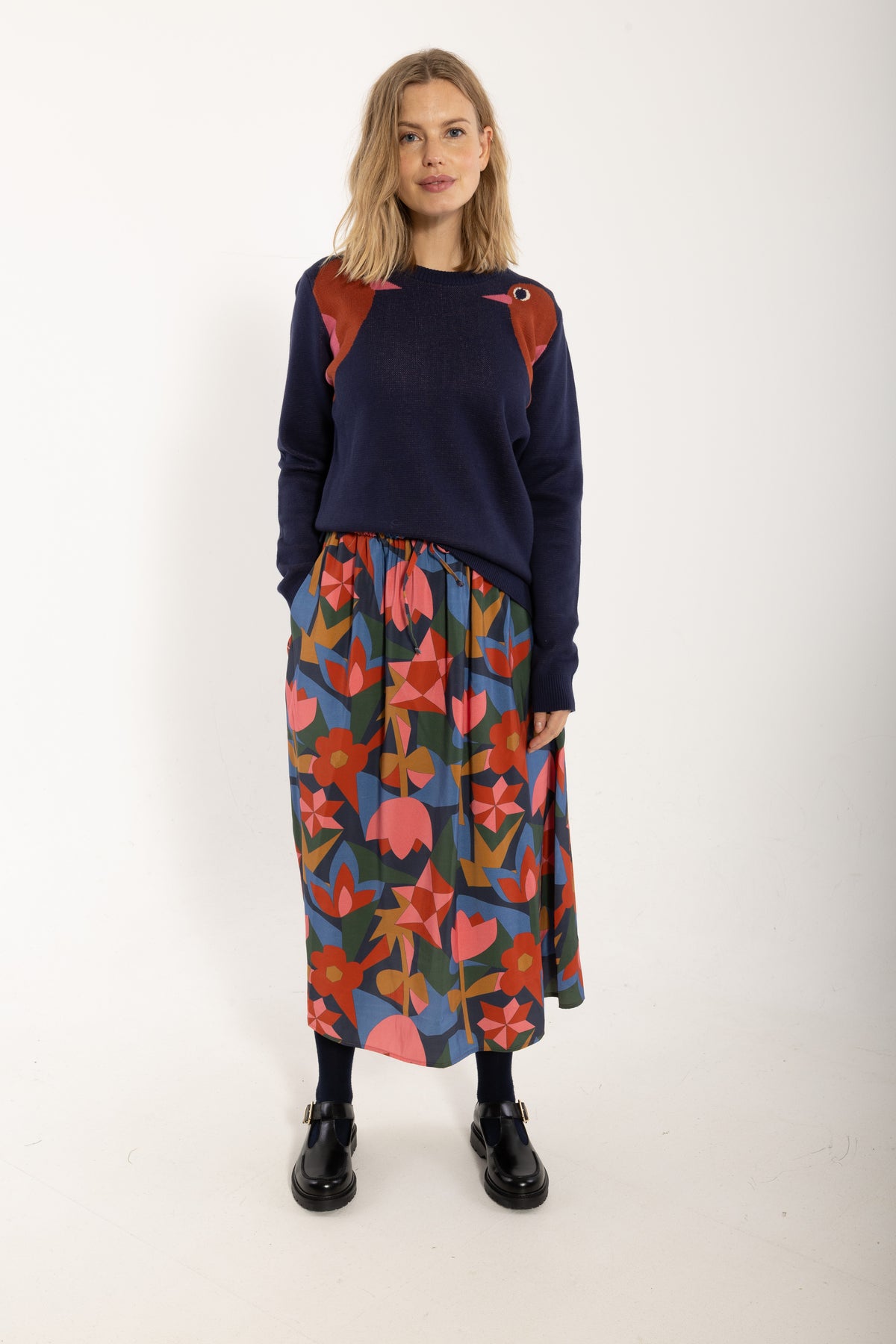 Loose fit Pullover in dunkelblau Rippstrick mit fancy Vögelchen im chulterbereich, die sich anschauen in rot und pink.