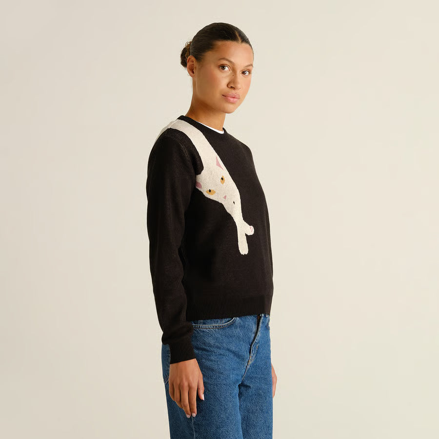 Klassischer Langarm Glattstrick Pullover aus Biobaumwolle mit witzigem Detail- über die rechte Schulter ist eine weiße Katze gestrick, die aussieht als würde sie über der Schulter liegen.