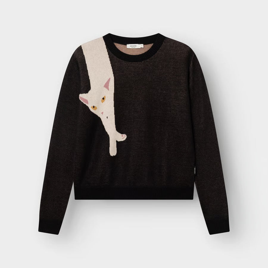 Klassischer Langarm Glattstrick Pullover aus Biobaumwolle mit witzigem Detail- über die rechte Schulter ist eine weiße Katze gestrick, die aussieht als würde sie über der Schulter liegen.