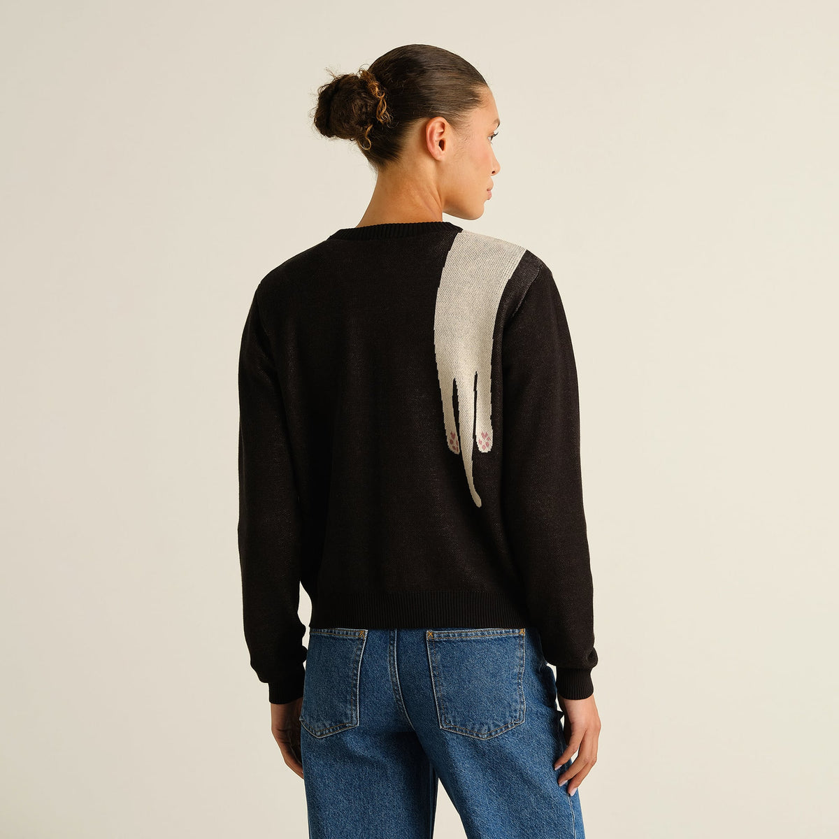 Klassischer Langarm Glattstrick Pullover aus Biobaumwolle mit witzigem Detail- über die rechte Schulter ist eine weiße Katze gestrick, die aussieht als würde sie über der Schulter liegen.