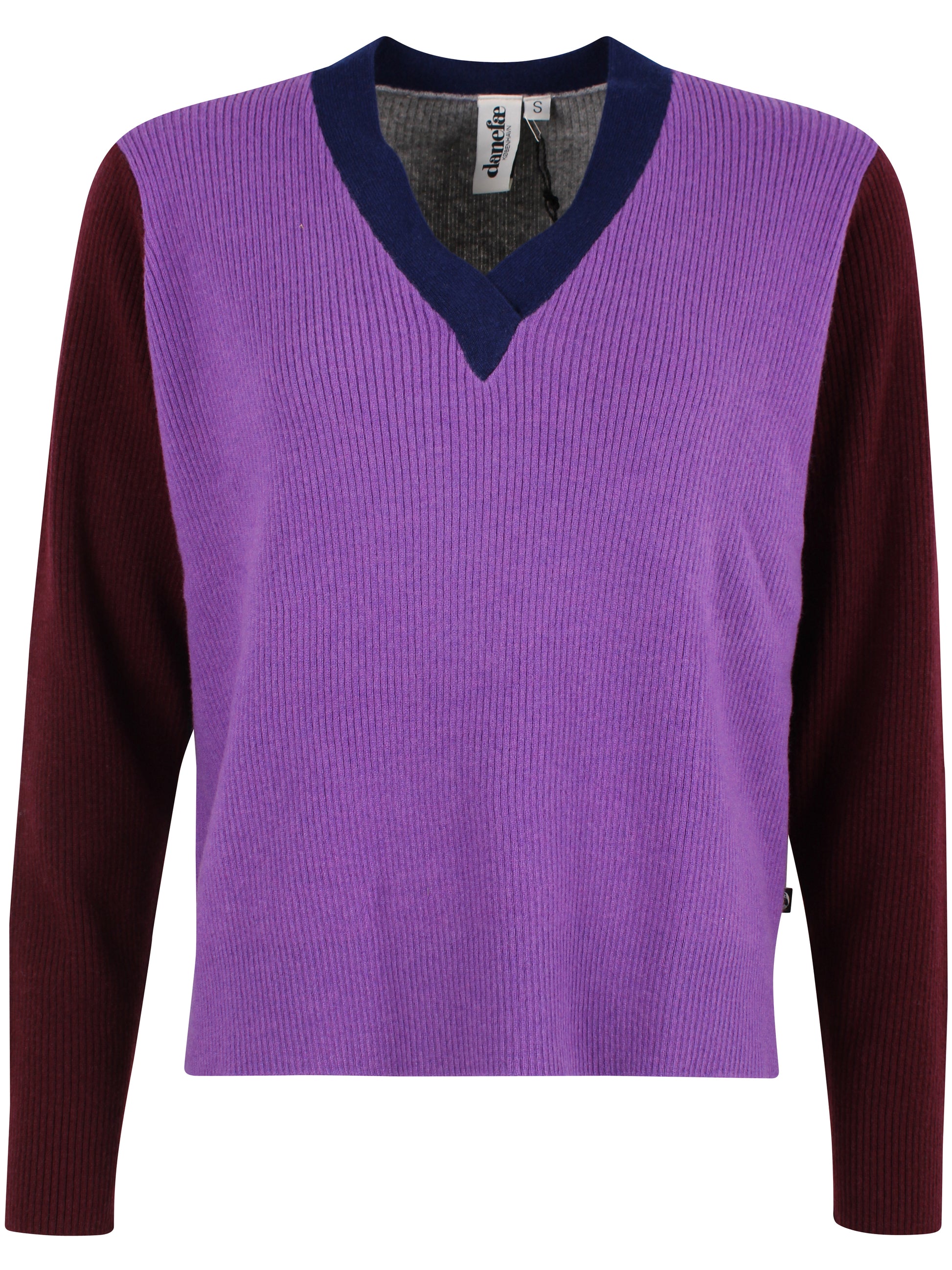 Locer und gerade geschnittener Pullover im Colourblock Design mit bordeaux Ärmeln, grau Rückenteil und fresh lila Front aus feinster Merinowolle.