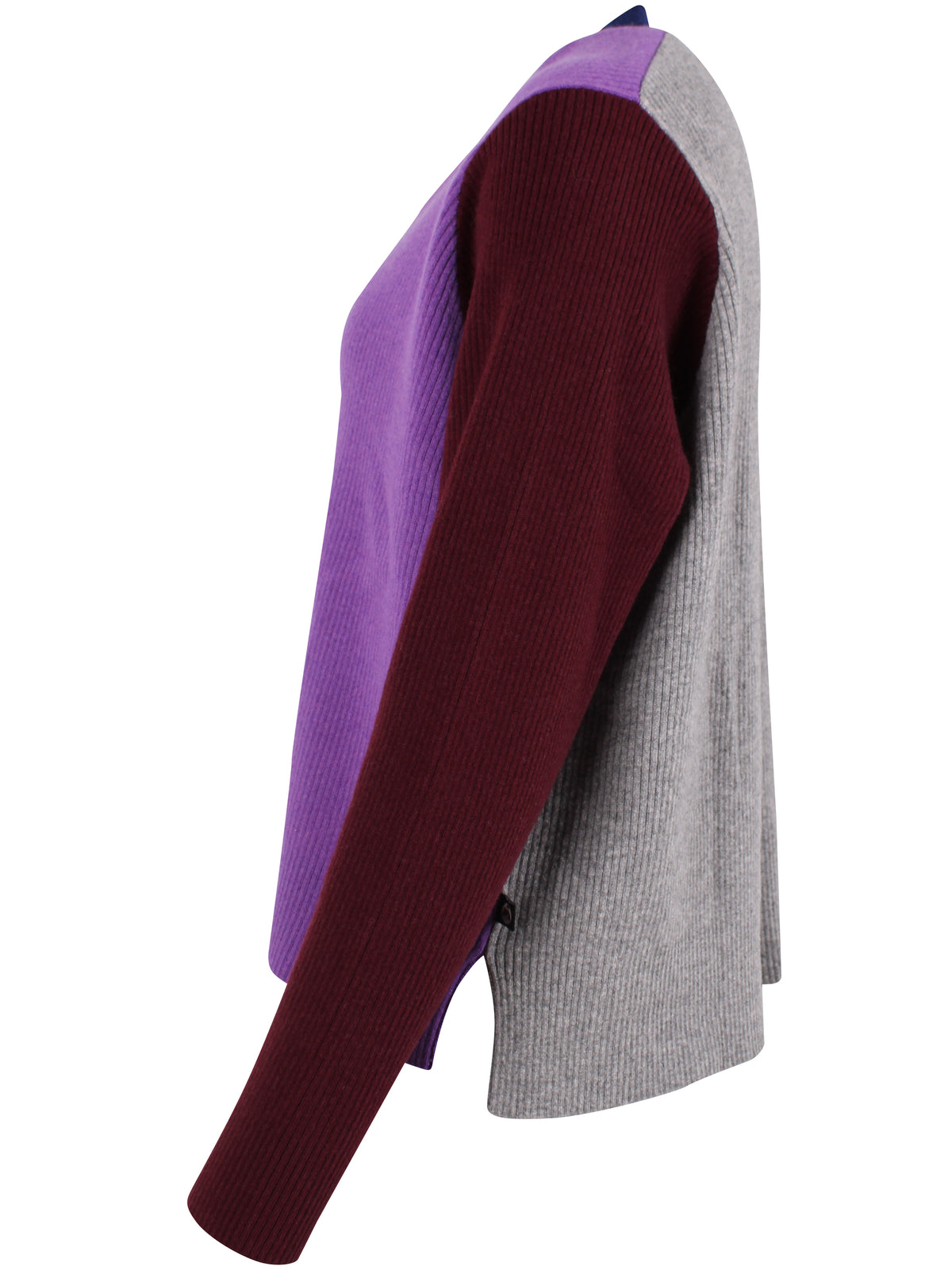 Locer und gerade geschnittener Pullover im Colourblock Design mit bordeaux Ärmeln, grau Rückenteil und fresh lila Front aus feinster Merinowolle.