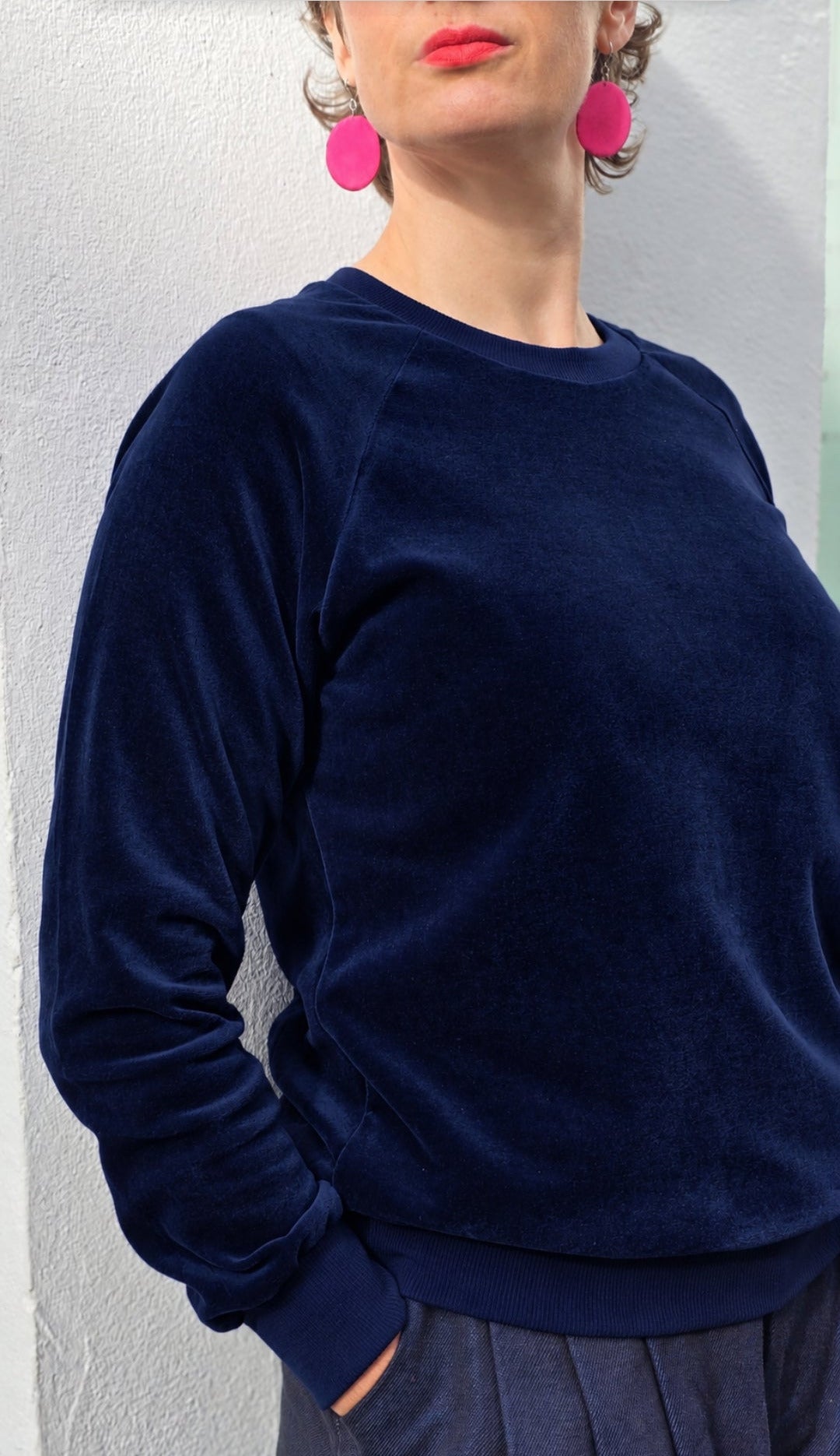 Dunkelblauer, schmal geschnittener raglan Ärmel Damenpulli aus Biobaumwolle.