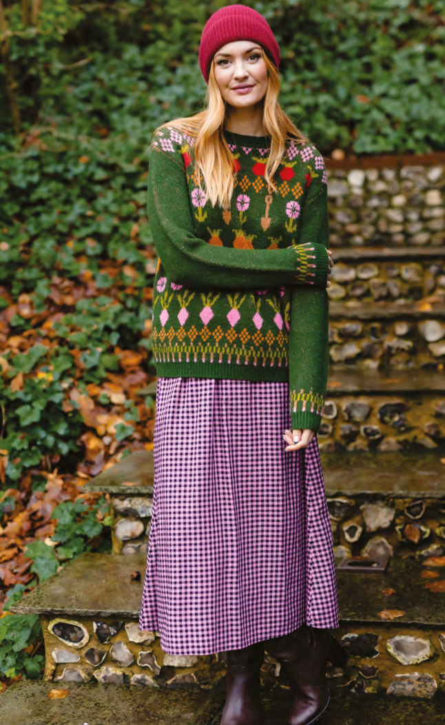 Strickpullover in dunklem Grün mit buntem Gmüse in Fairisle Stickreihen, Möhren, Radiesschen und Rüben, sowie Spaten und Blümchen reihen sich aneinander im witzigen Bauernhof Spirit.