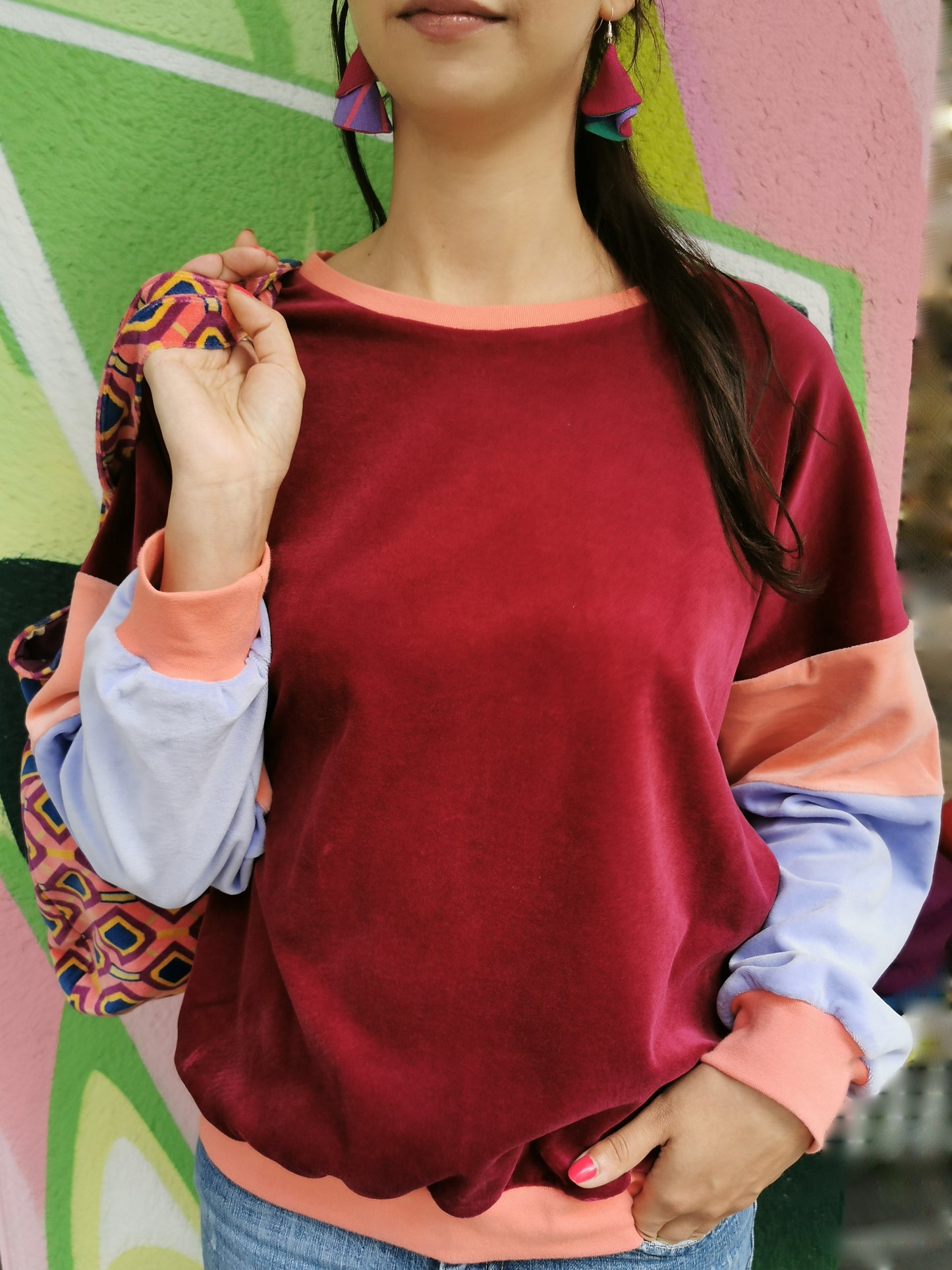 Weiches Organic Nicky Sweatshirt für Damen mit retro Colourblock Streifen am Ärmel.