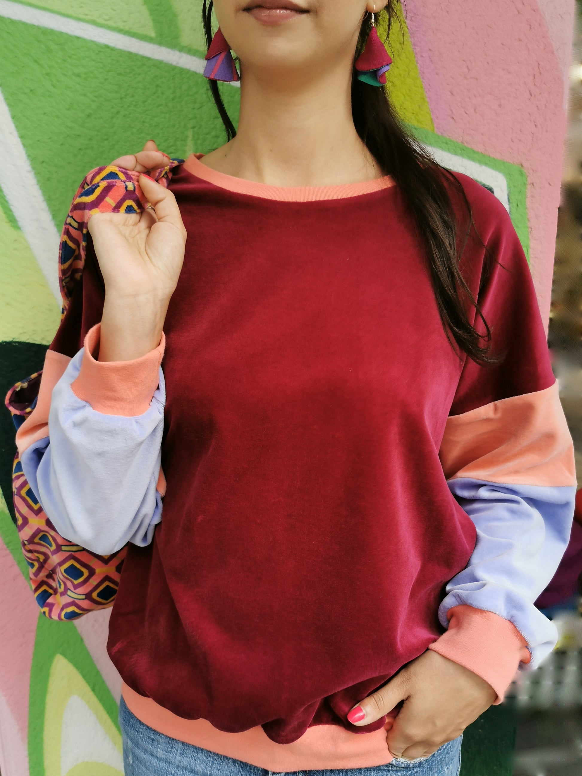 Weiches Organic Nicky Sweatshirt für Damen mit retro Colourblock Streifen am Ärmel.