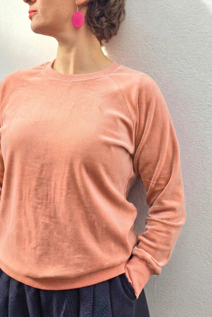 Weicher, kuscheliger apricot, schmal geschnittener raglan Ärmel Damenpulli aus Biobaumwolle.