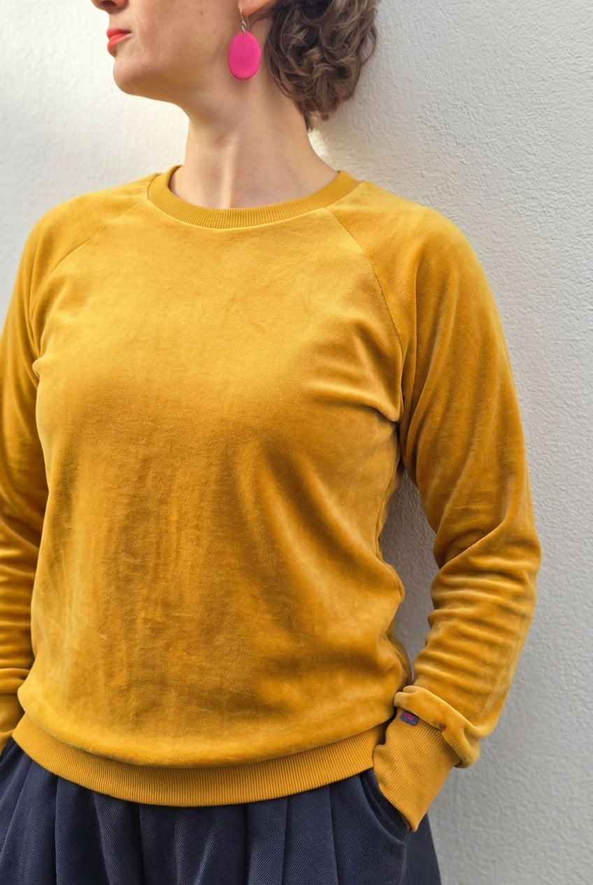 Senfgelb, schmal geschnittener raglan-Ärmel Damenpulli aus Biobaumwolle.
