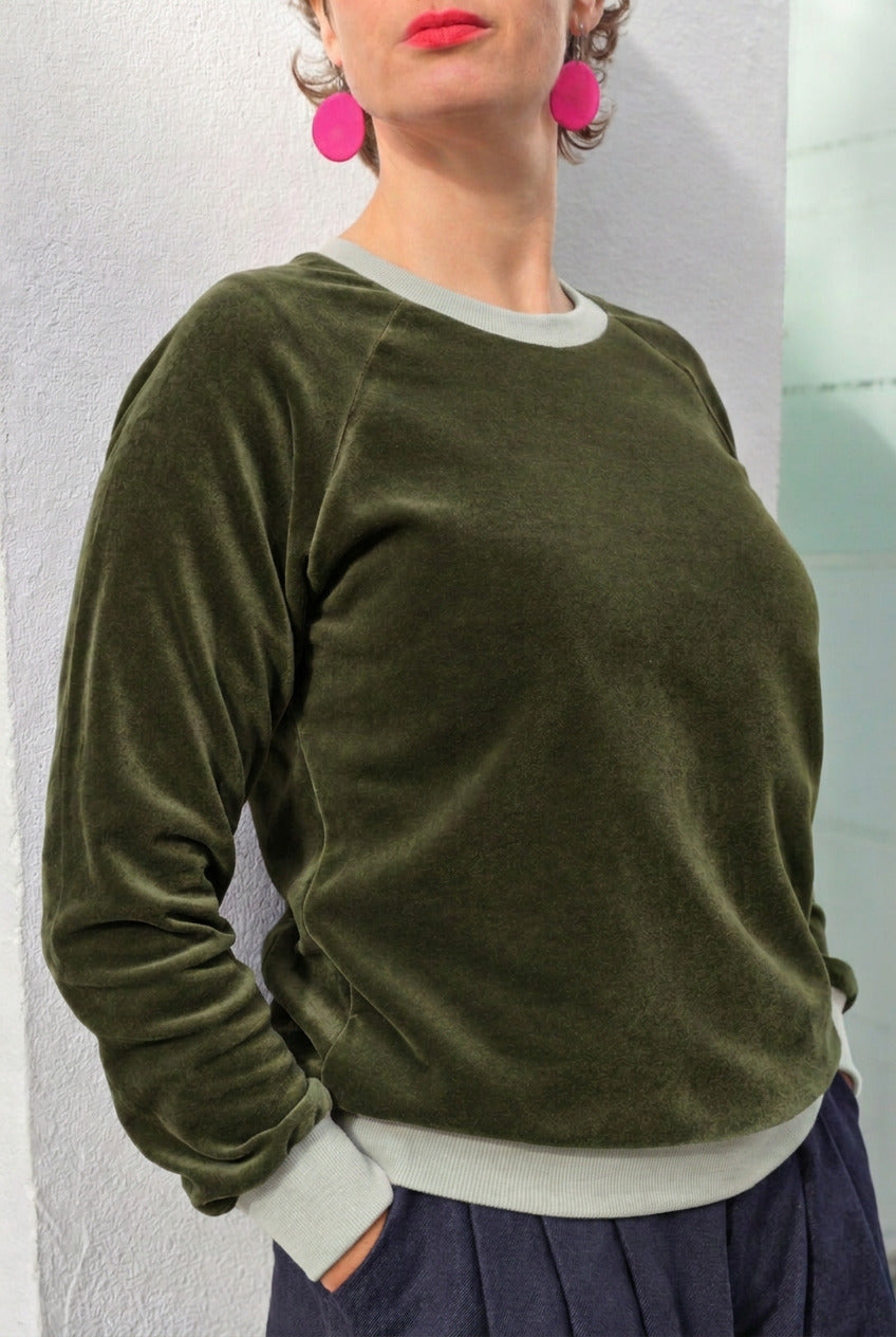 Oliv Grün schmal geschnittener raglan Ärmel Damenpulli aus Biobaumwolle.