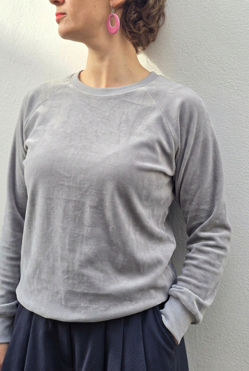 Hellgrau, schmal geschnittener raglan Ärmel Damenpulli aus Biobaumwolle.