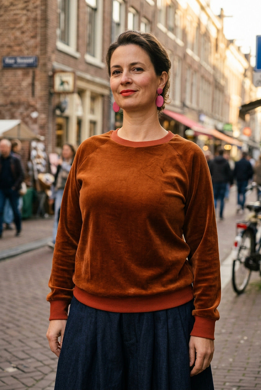 Zimt farbener, schmal geschnittener raglan Ärmel Damenpulli aus Biobaumwolle.