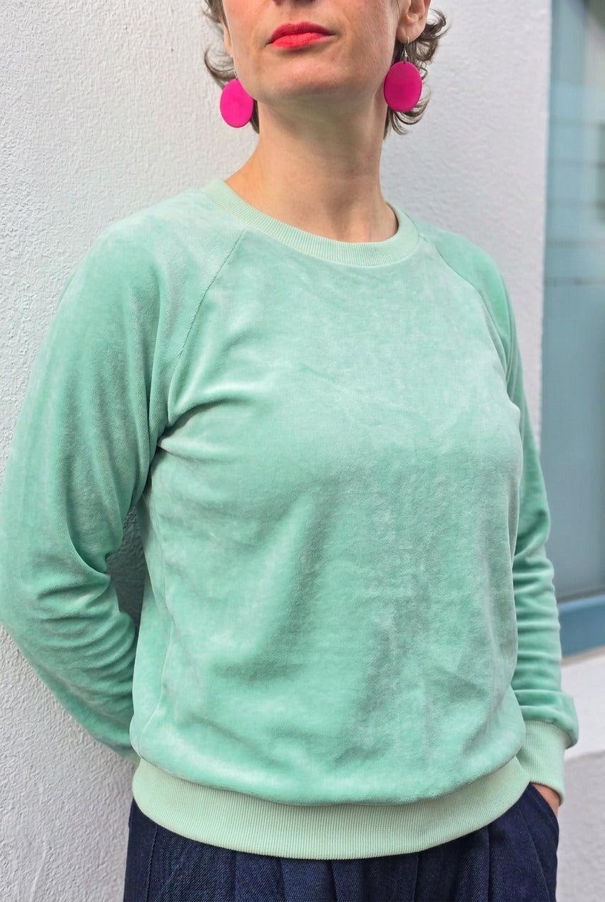 Türkis , schmal geschnittener raglan Ärmel Damenpulli aus Biobaumwolle.
