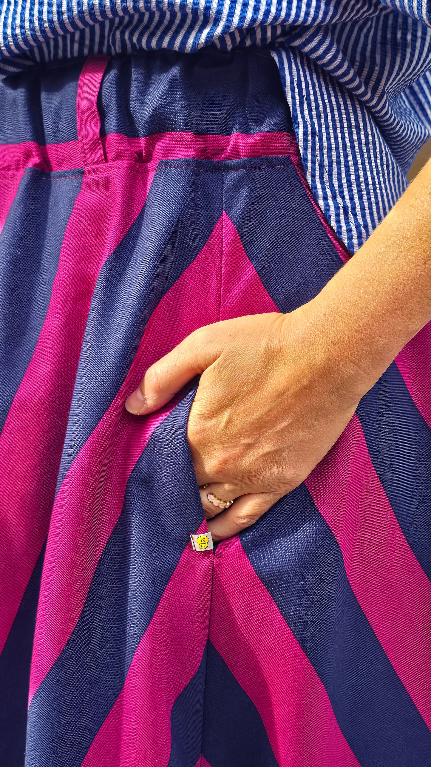 Rock mit Blockstreifen und Gummibund, seitliche Eingrifftaschen, weit schwingend in blau und fuchsia.