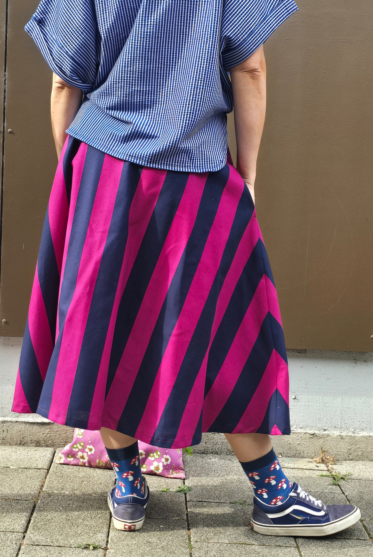 Rock mit Blockstreifen und Gummibund, seitliche Eingrifftaschen, weit schwingend in blau und fuchsia.