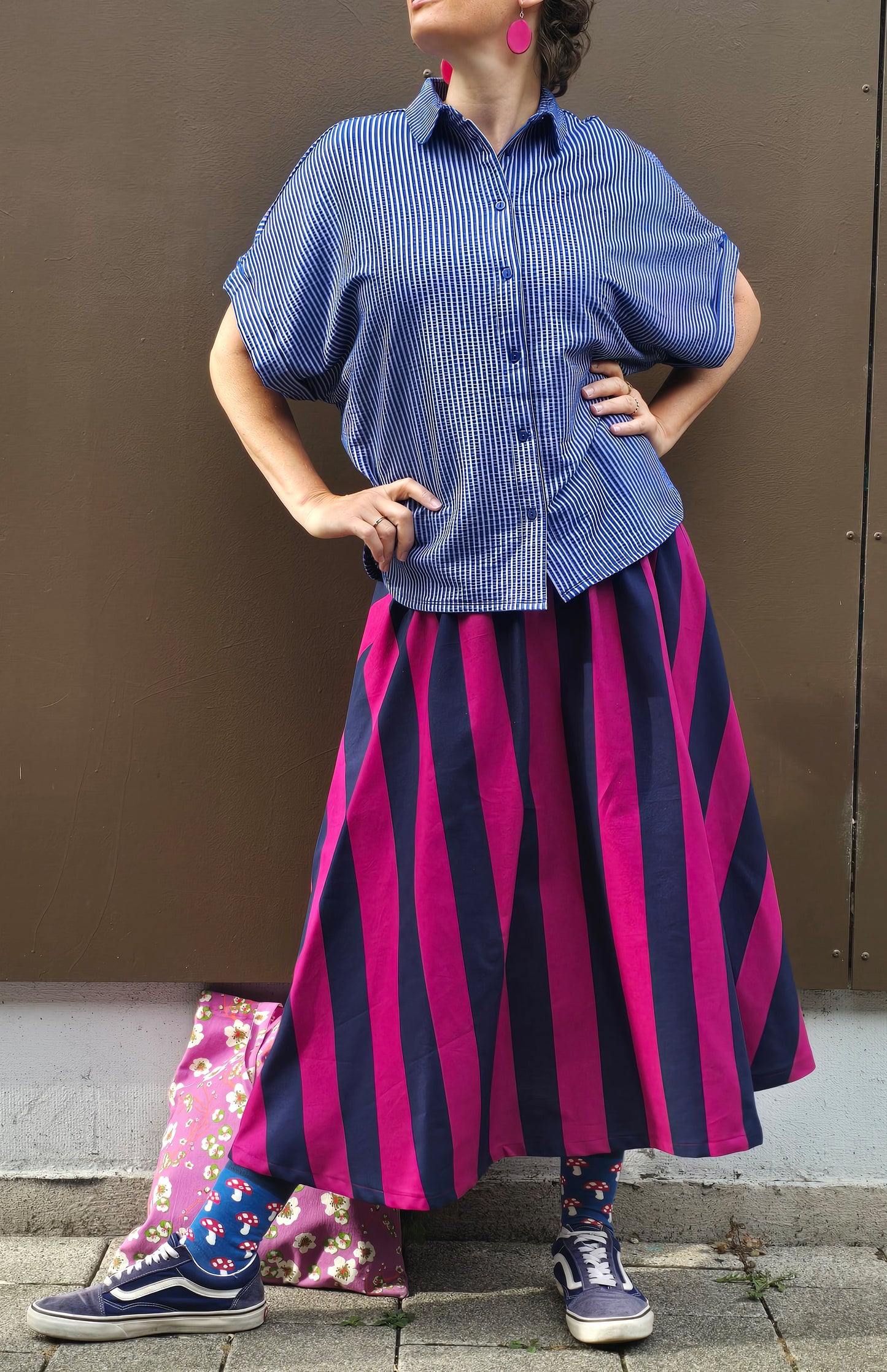 Rock mit Blockstreifen und Gummibund, seitliche Eingrifftaschen, weit schwingend in blau und fuchsia.