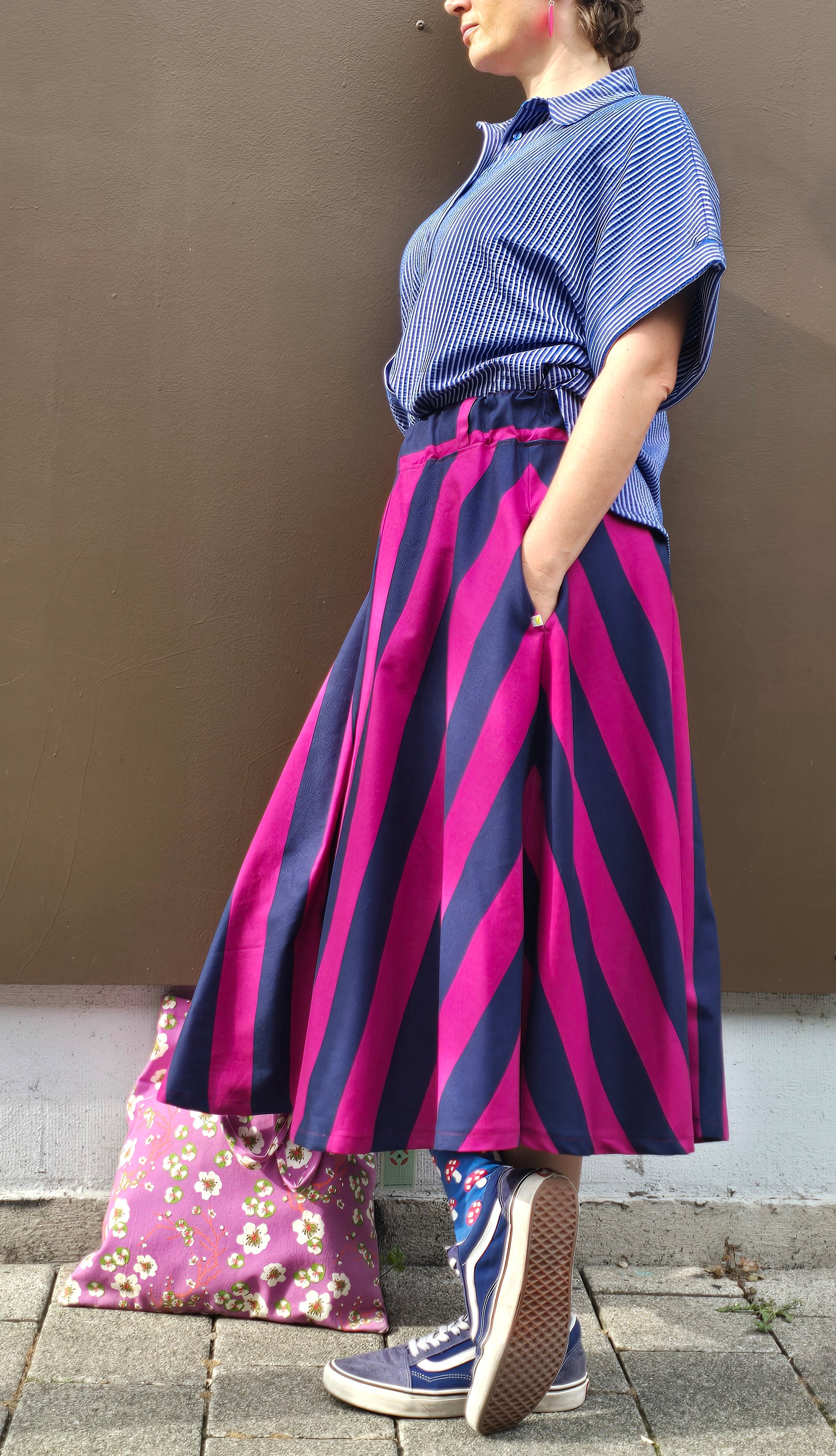 Rock mit Blockstreifen und Gummibund, seitliche Eingrifftaschen, weit schwingend in blau und fuchsia.