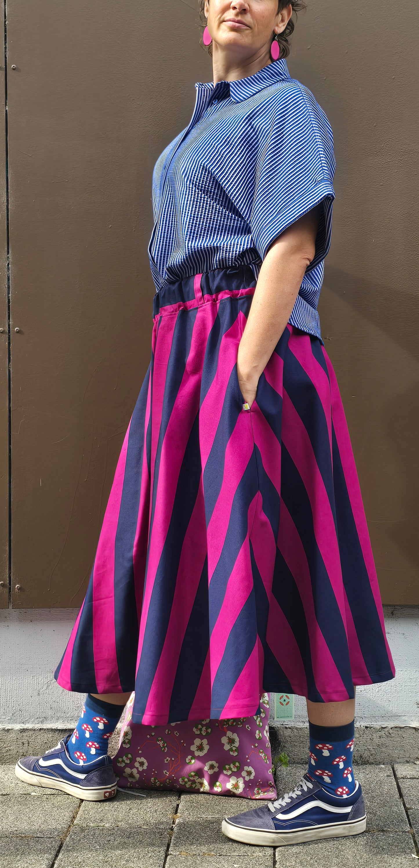 Rock mit Blockstreifen und Gummibund, seitliche Eingrifftaschen, weit schwingend in blau und fuchsia.