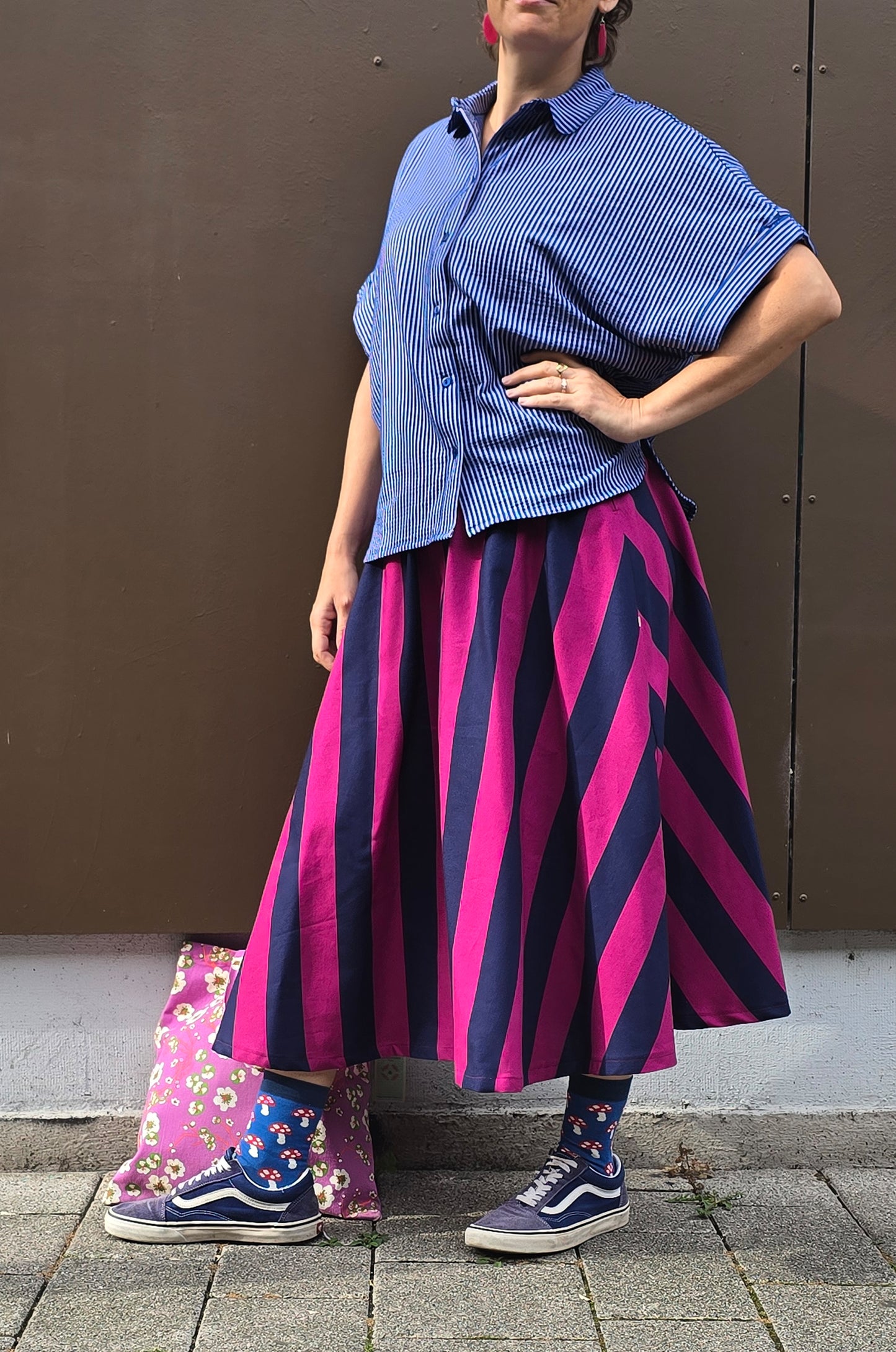 Rock mit Blockstreifen und Gummibund, seitliche Eingrifftaschen, weit schwingend in blau und fuchsia.