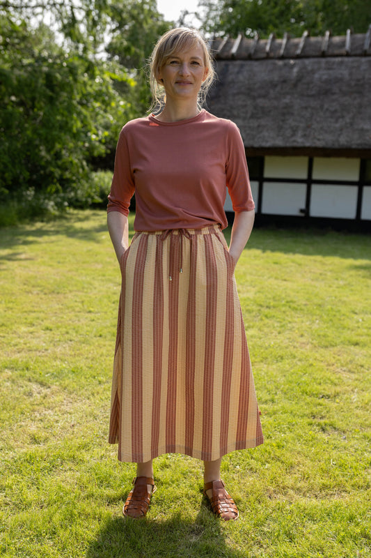 Gerade geschnittener Rock in Blockstreifen Seersuckerquqlität mit seitlichen Eingrfftaschen in beige und abgedämpftem rost.