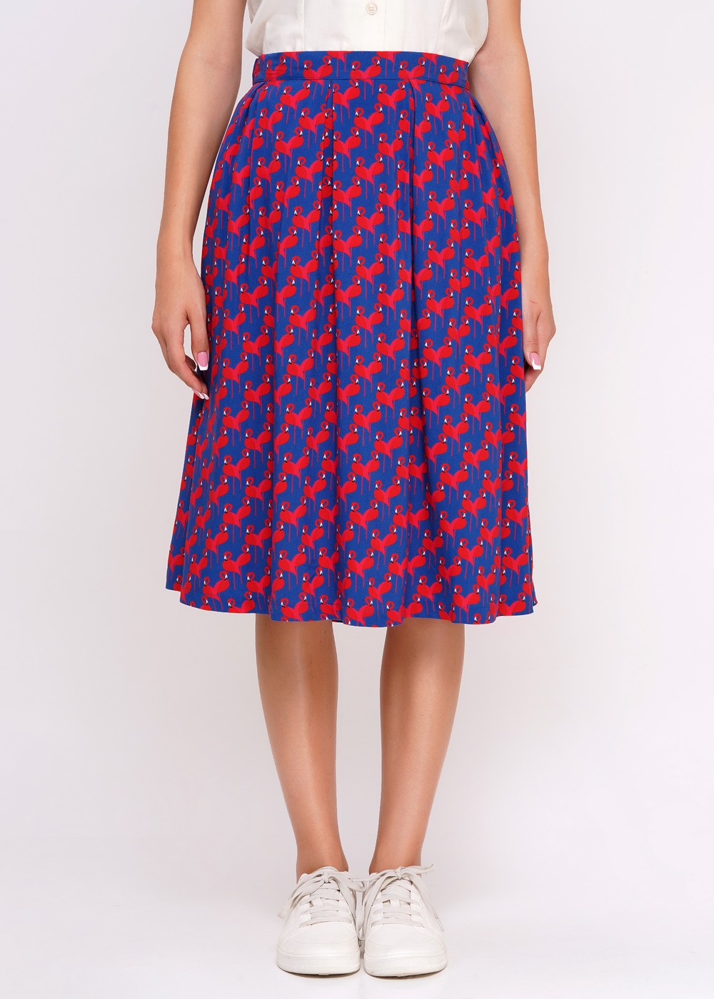 liessend fallender Rock mit Taillengimmizug und Flaming Druck in rot auf Blau, etwa Wadenlang.