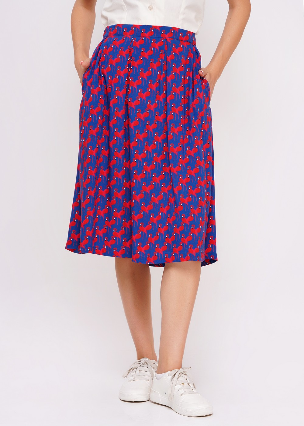 liessend fallender Rock mit Taillengimmizug und Flaming Druck in rot auf Blau, etwa Wadenlang.