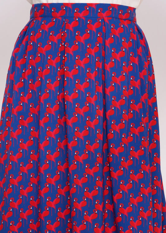 Fliessend fallender Rock mit Taillengimmizug und Flaming Druck in rot auf Blau, etwa Wadenlang.