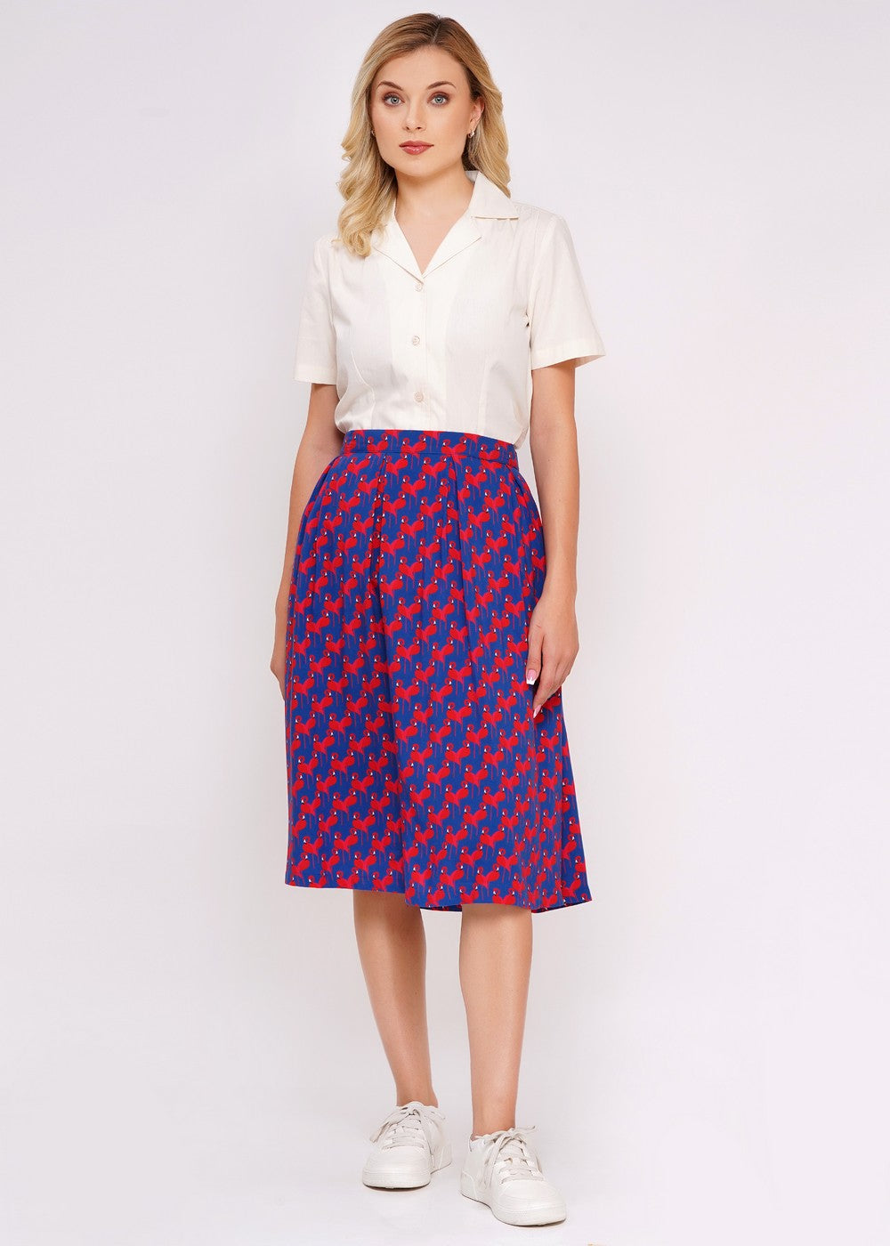 liessend fallender Rock mit Taillengimmizug und Flaming Druck in rot auf Blau, etwa Wadenlang.