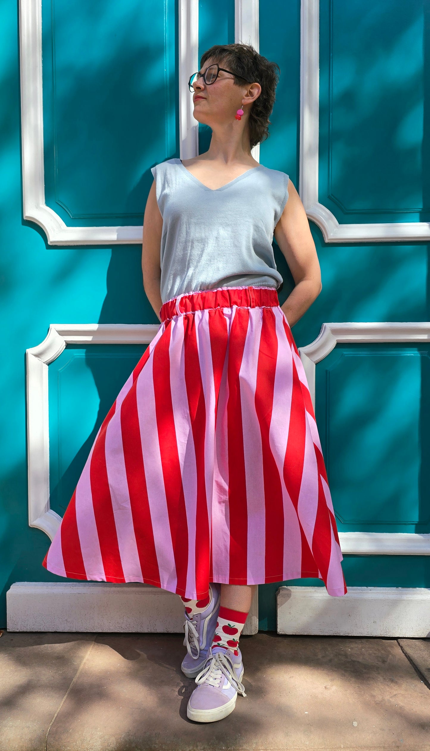 Gestreifter, ausgestellter,schwingender Rock mit Blockstreifen in rosa und rot, seitlichen Eingrifftaschen.