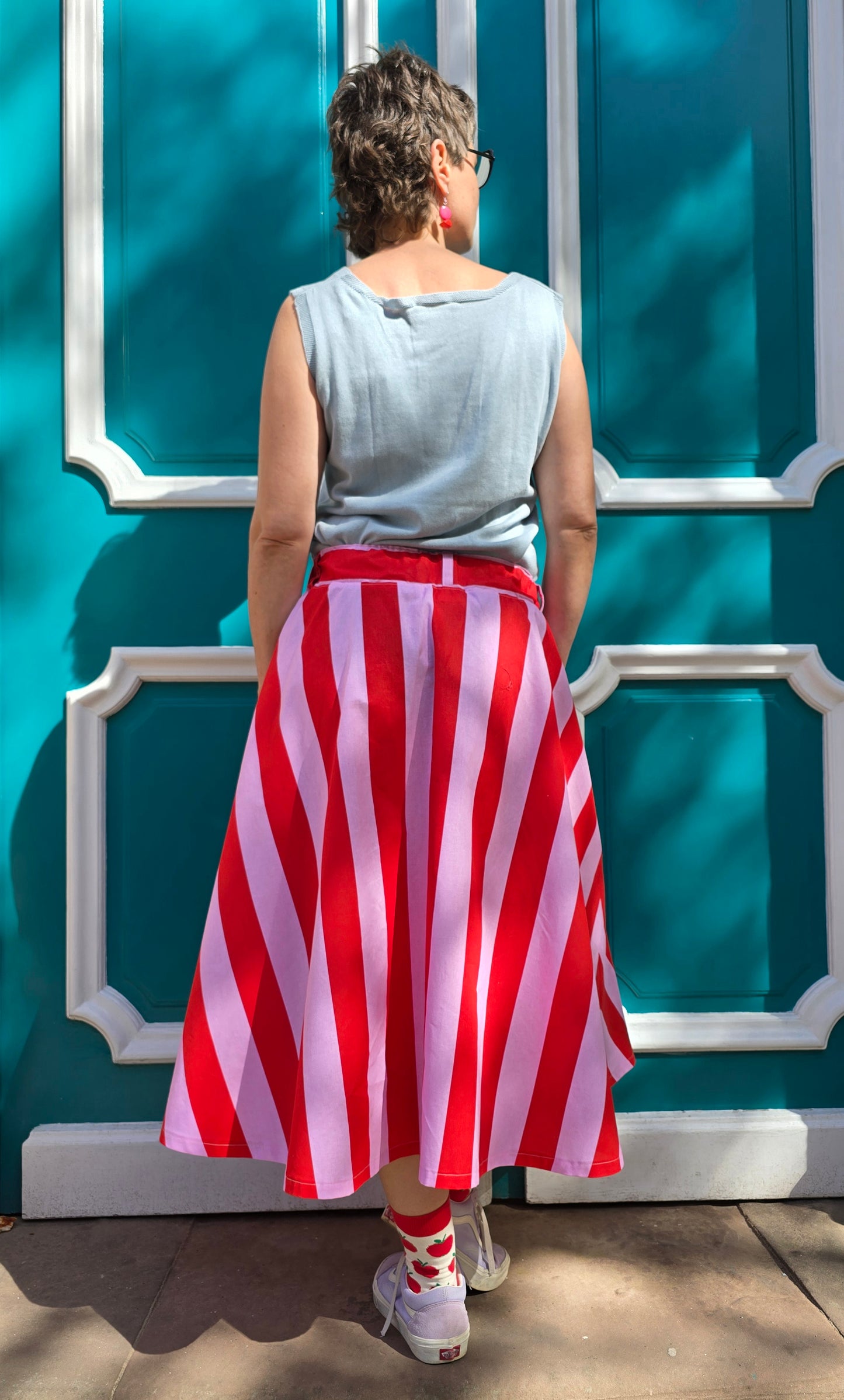 Gestreifter, ausgestellter,schwingender Rock mit Blockstreifen in rosa und rot, seitlichen Eingrifftaschen.