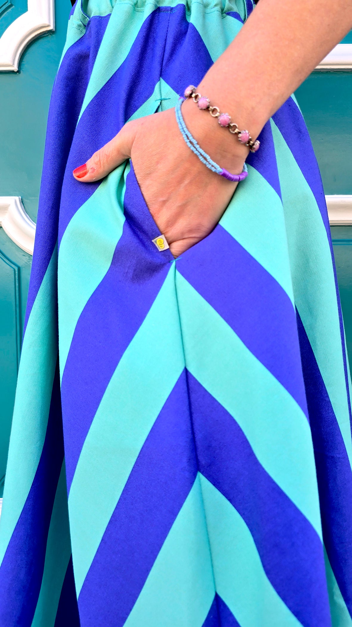 Gestreifter, ausgestellter,schwingender Rock mit Blockstreifen in türkis und blau, seitlichen Eingrifftaschen.