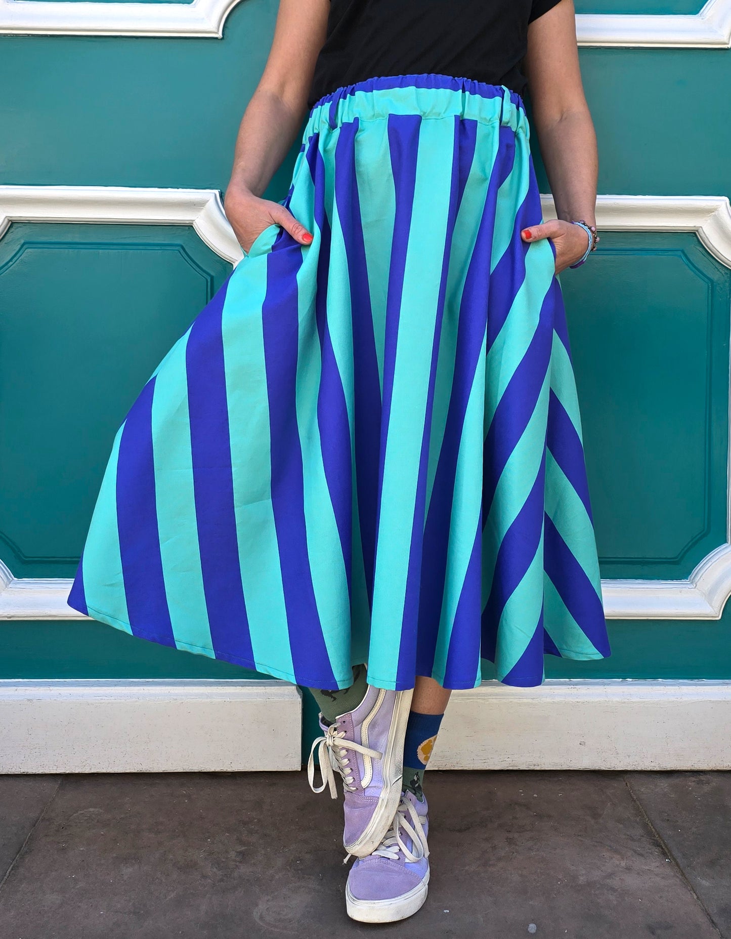 Gestreifter, ausgestellter,schwingender Rock mit Blockstreifen in türkis und blau, seitlichen Eingrifftaschen.