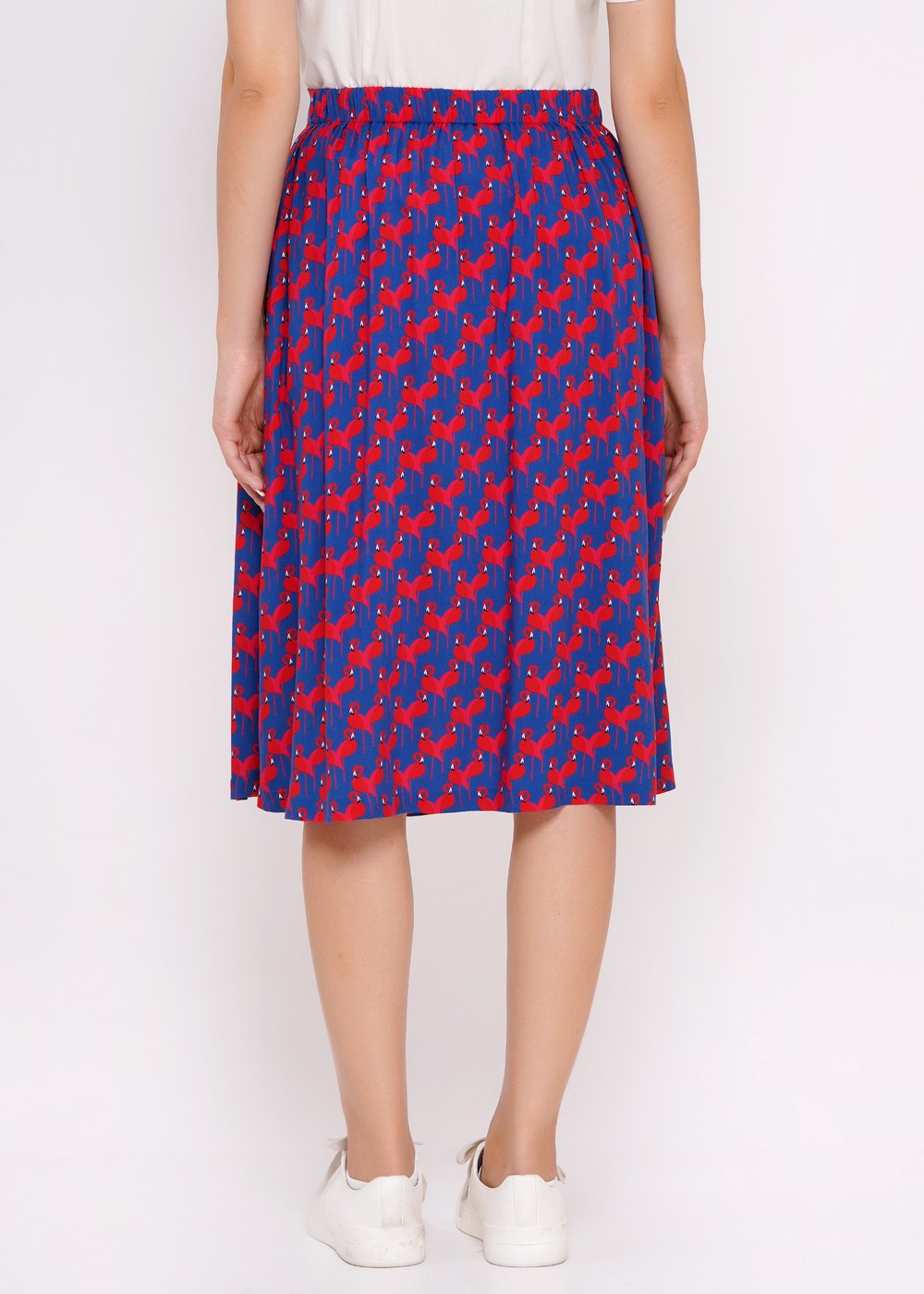 liessend fallender Rock mit Taillengimmizug und Flaming Druck in rot auf Blau, etwa Wadenlang.