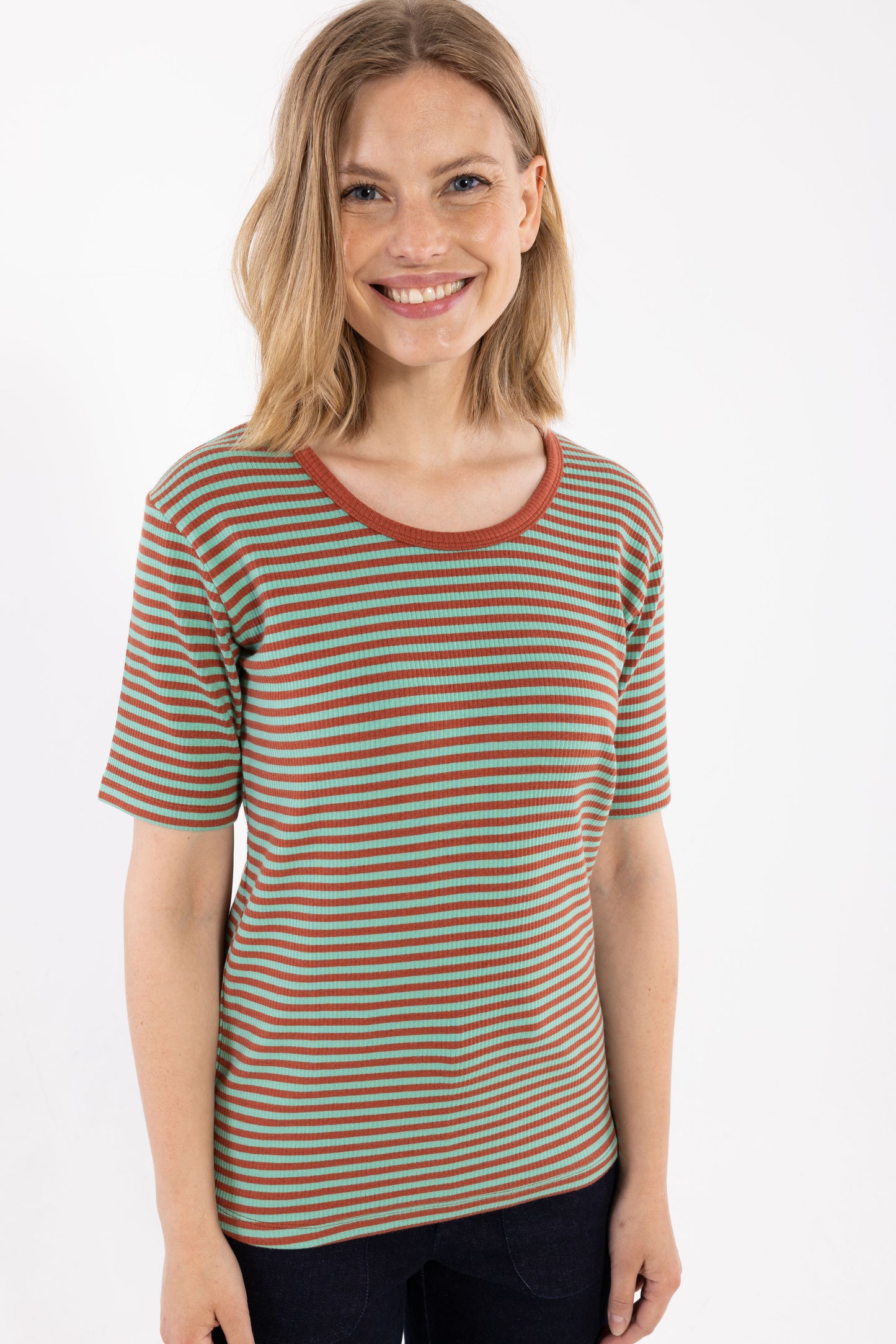 Damen Shirt kurzarm mit Ringeln in mint und rost aus schwerer Rib-Qualität Baumwolle.