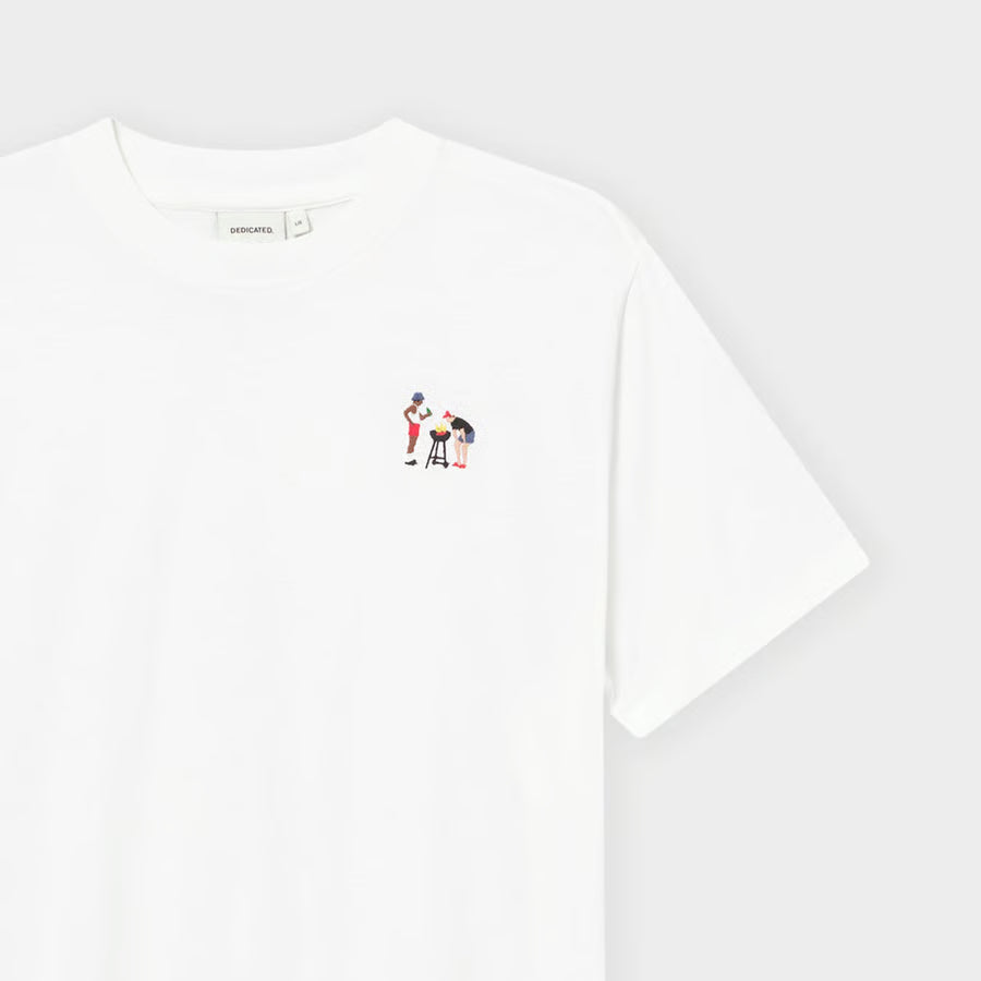 Herren T-Shirt für alle, die gerne Feuer machen mit gestickten Herren im Brustbereich am Grill, beste Grillbuddies mit Bierchen und Basecap.