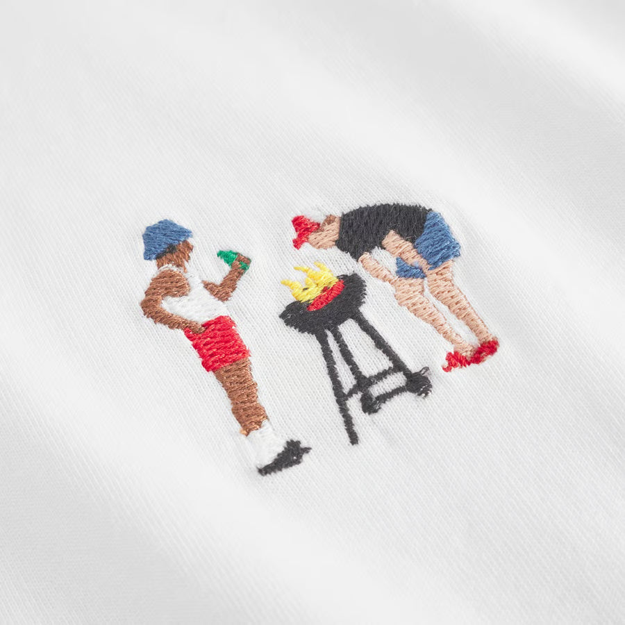 Herren T-Shirt für alle, die gerne Feuer machen mit gestickten Herren im Brustbereich am Grill, beste Grillbuddies mit Bierchen und Basecap.