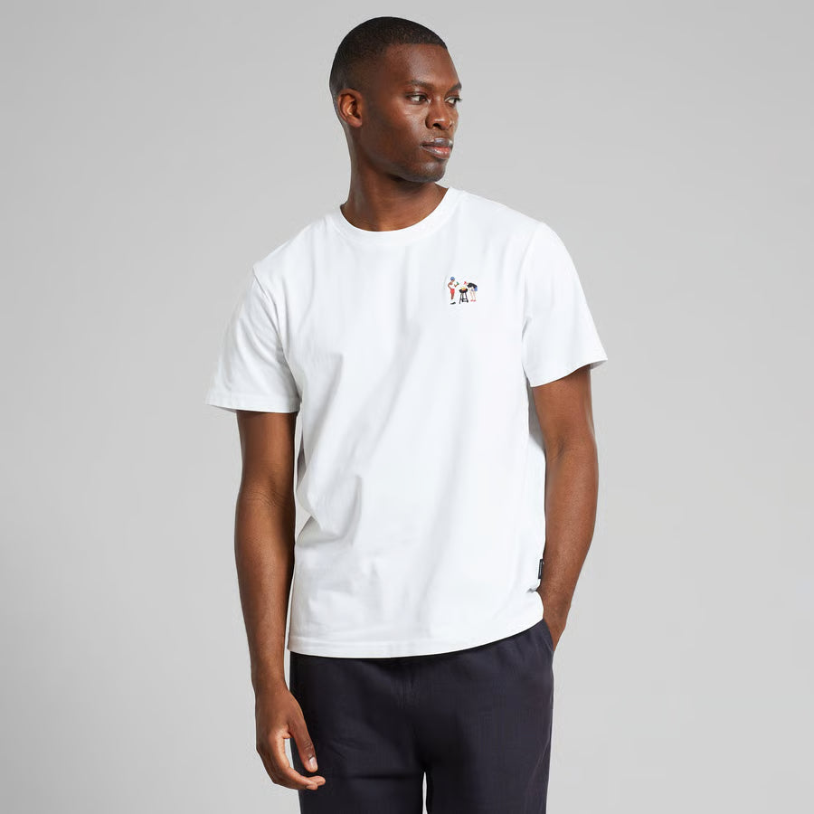 Weisses Herren T-Shirt für alle, die gerne Feuer machen mit gestickten Herren im Brustbereich am Grill, beste Grillbuddies mit Bierchen und Basecap.