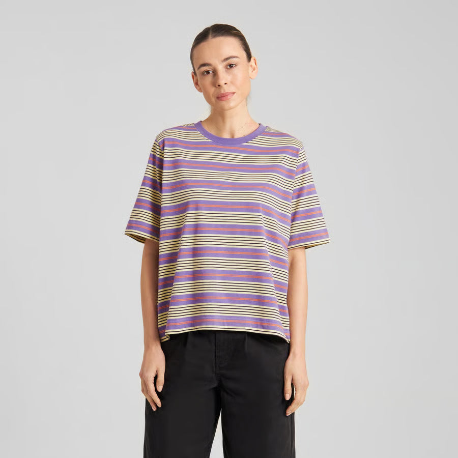 Gerade geschnittenes loose fit T-Shirt mit retro Streifen in lila, beige, rot und schwarz.